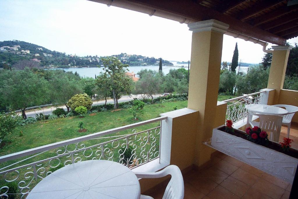 Athineos * Kommeno (Corfu)